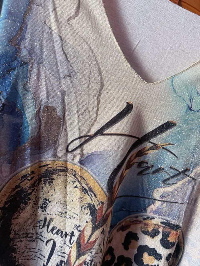 Jersey estampado corazón y plumas