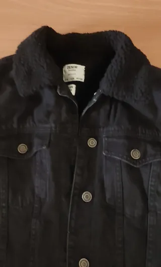 Chaqueta vaquera negra con borrego