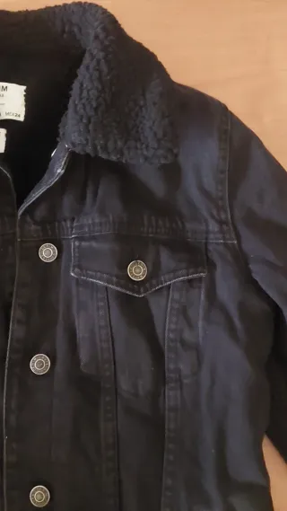 Chaqueta vaquera negra con borrego