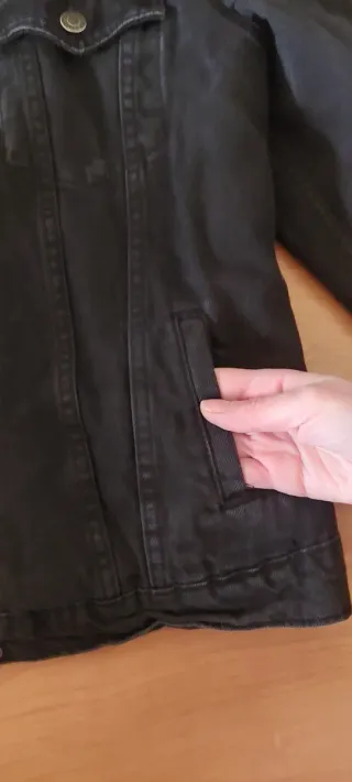 Chaqueta vaquera negra con borrego