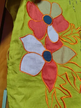 Vestido verde con flores y lentejuelas