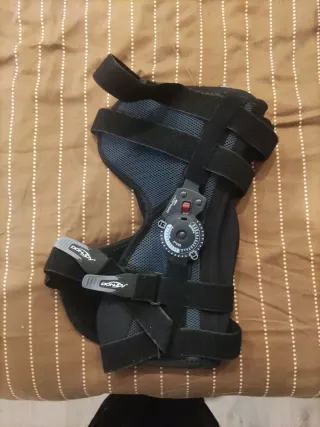 Rodillera Donjoy Ajustable con Bloqueo