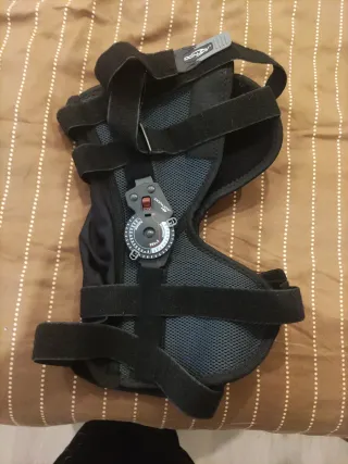 Rodillera Donjoy Ajustable con Bloqueo