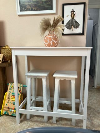 Mesa alta madera maciza + 2 taburetes blancos