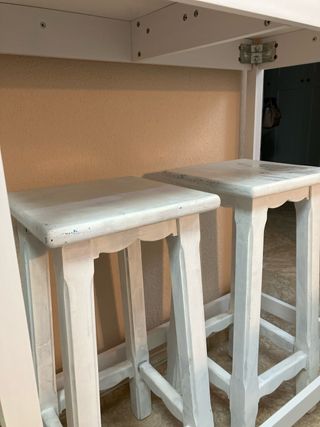 Mesa alta madera maciza + 2 taburetes blancos