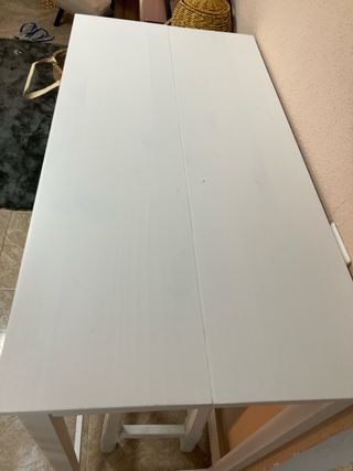 Mesa alta madera maciza + 2 taburetes blancos