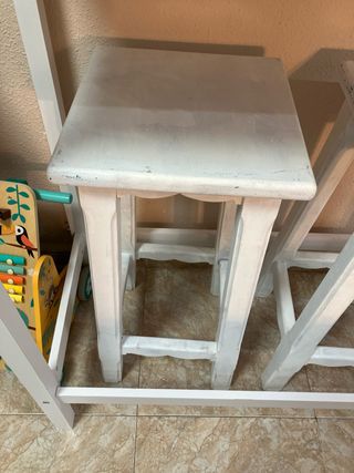 Mesa alta madera maciza + 2 taburetes blancos