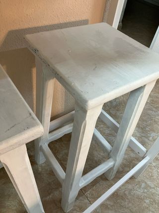Mesa alta madera maciza + 2 taburetes blancos
