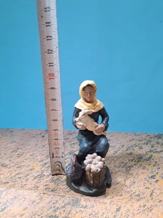 Figura Belén Pastorcilla con conejo y gallina