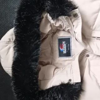 Chaqueta McKenzie Beige con Capucha Negra