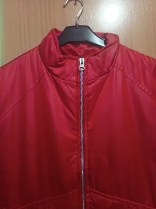 Cazadora roja con laterales elásticos