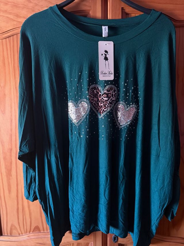 Suéter verde con corazones brillantes