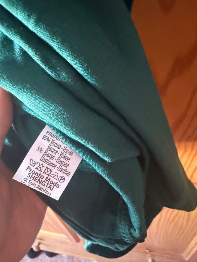 Suéter verde con corazones brillantes