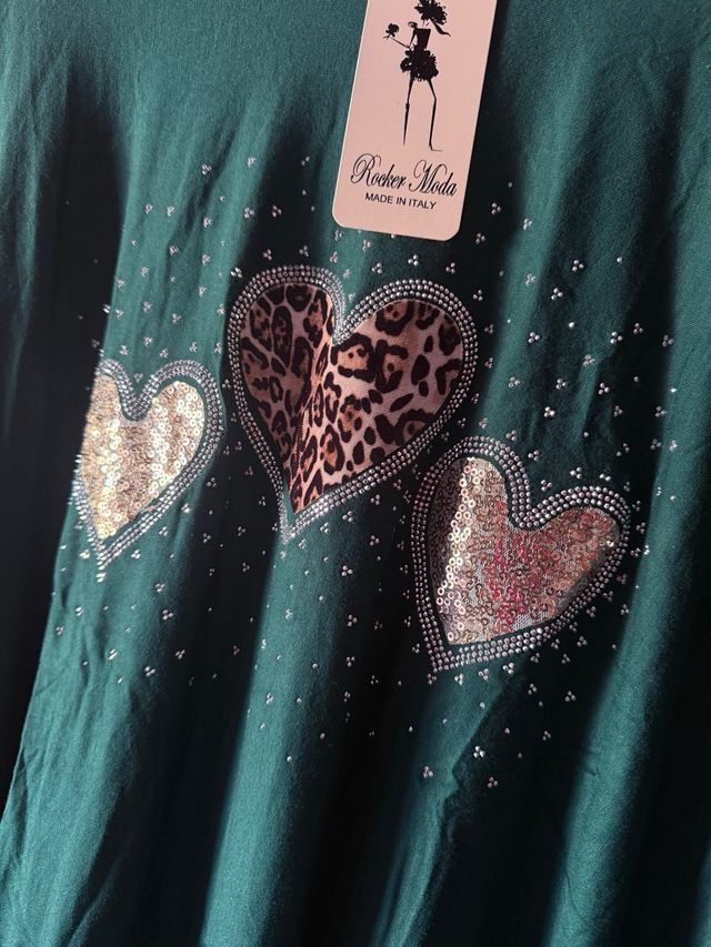 Suéter verde con corazones brillantes