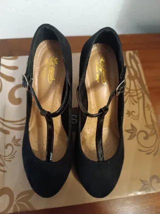 Zapatos de salón negros con tira T