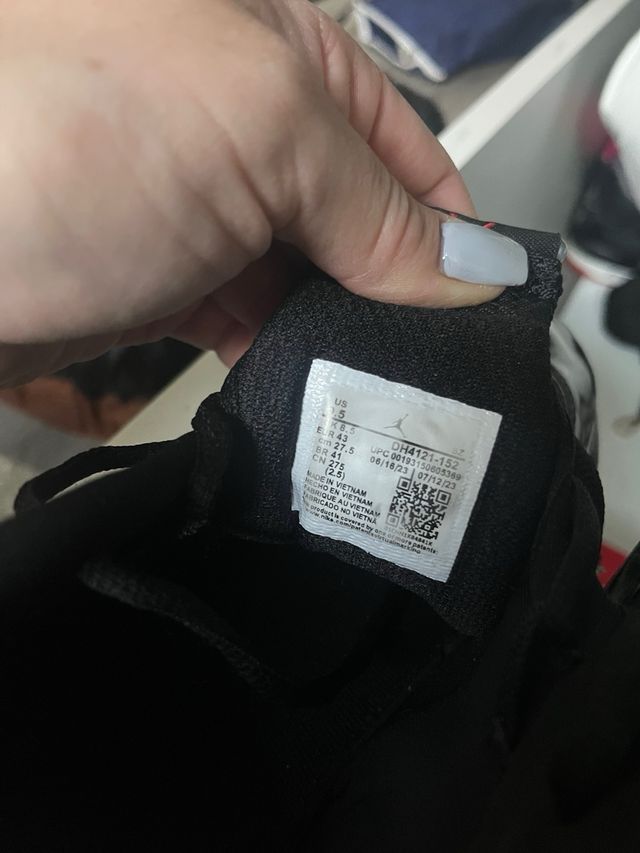 Zapatillas Jordan Negras y Plateadas