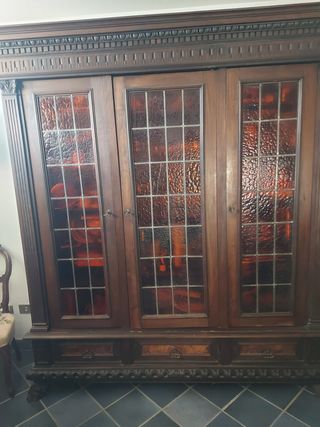 Mobile in legno con ante in vetro colorato