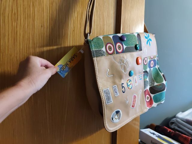 Bolso bandolera beige y multicolor