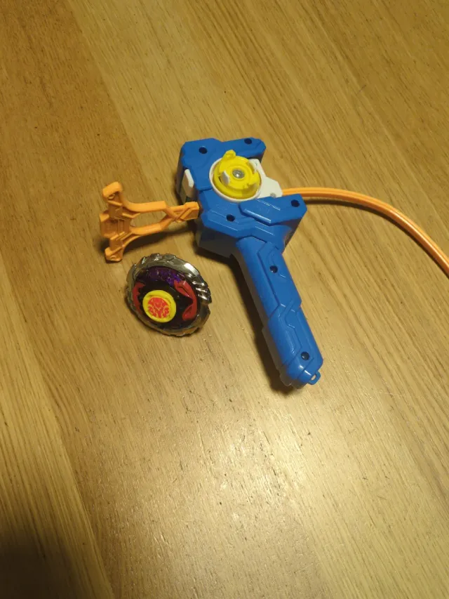 Beyblade Lanzador y Peonza