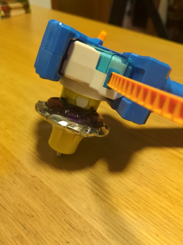 Beyblade Lanzador y Peonza