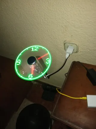 Ventilador con reloj LED USB