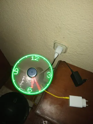 Ventilador con reloj LED USB