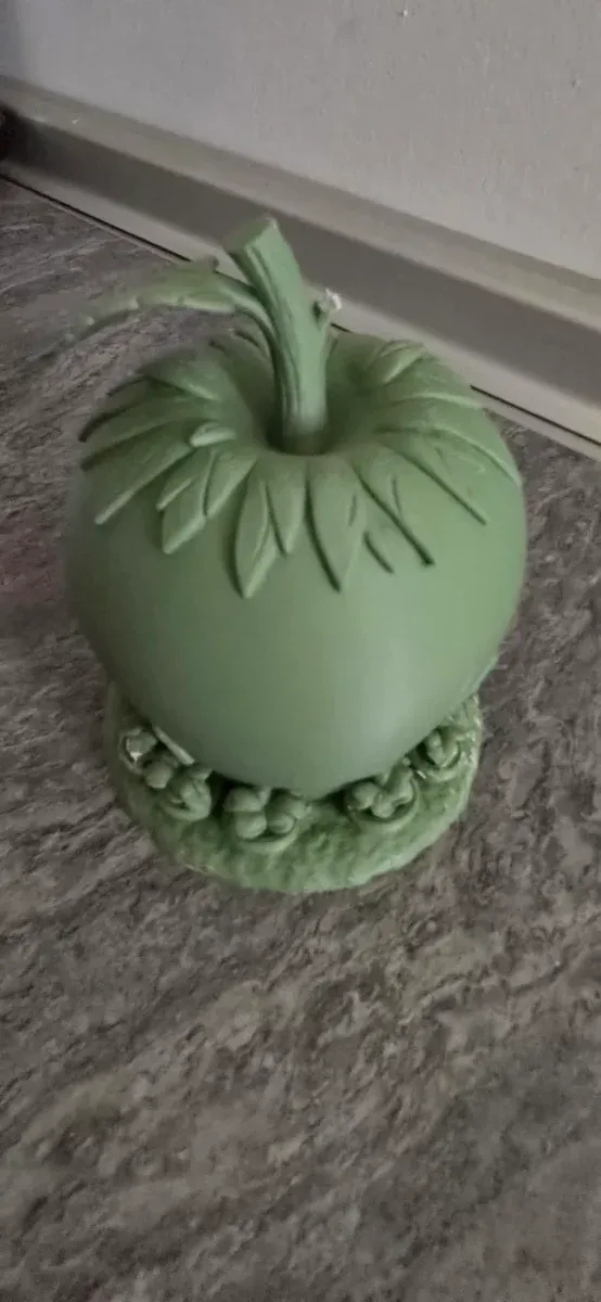 Piccola casa a forma di mela, ispirata al mondo delle fate