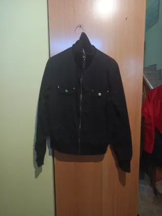 Cazadora negra cómoda