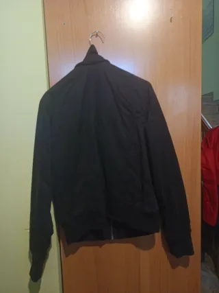 Cazadora negra cómoda