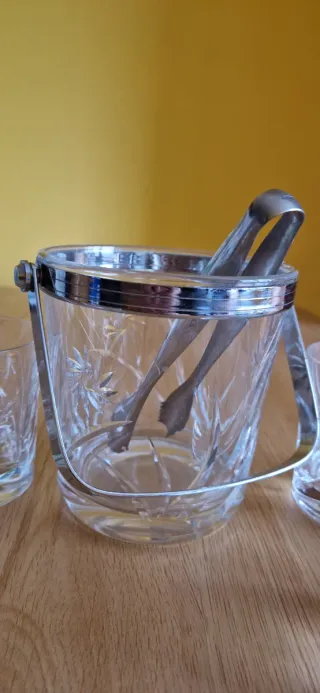 Juego de vasos y cubitera de cristal 5 vasos.