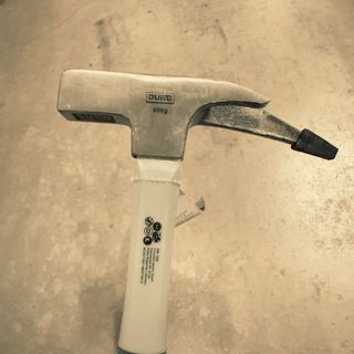 Martillo de albañil con mango ergonómico