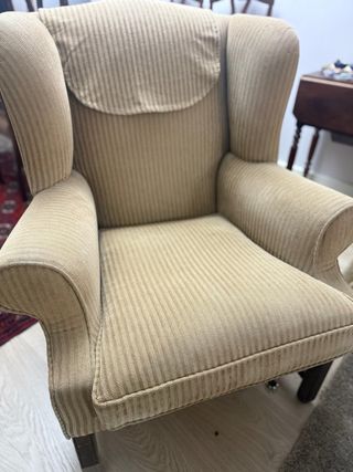 Sillón orejero tapizado madera maciza