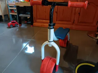 Bici infantil 3 rodas. Ten 2 posicions.