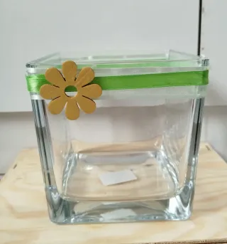 Centrotavola in vetro con fiore in legno