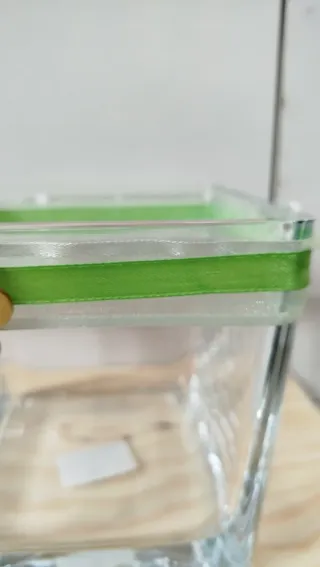 Centrotavola in vetro con fiore in legno