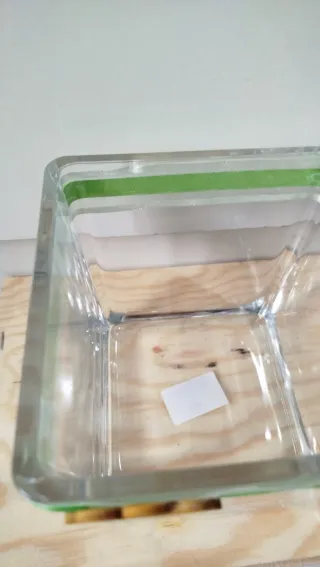 Centrotavola in vetro con fiore in legno