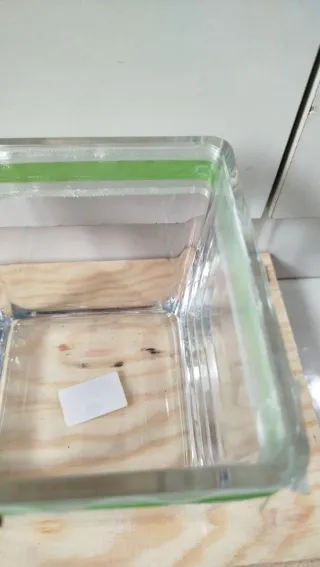 Centrotavola in vetro con fiore in legno