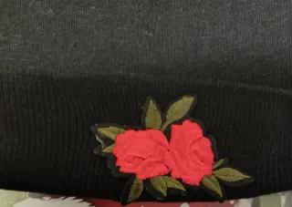 Cappellino nero con rose rosse