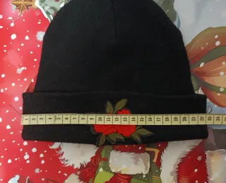 Cappellino nero con rose rosse