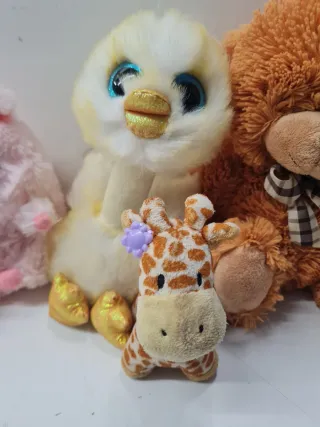 Lote 4 peluches: oso, pato, jirafa, cerdo