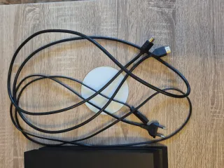 PlayStation 4 (1TB) +1 mando y cables +2 juegos