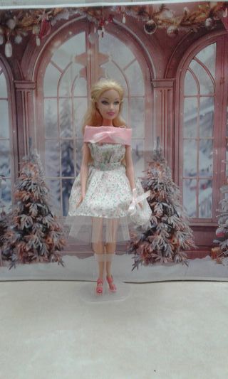 Barbie con vestito floreale e borsa