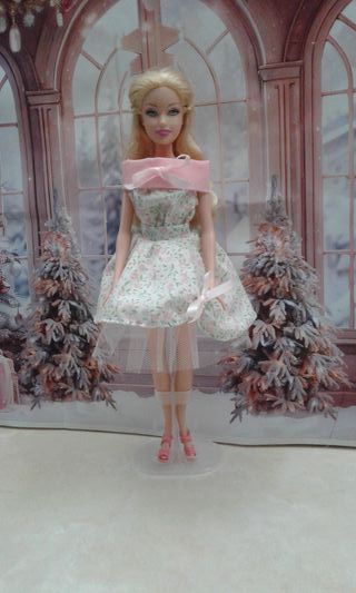 Barbie con vestito floreale e borsa