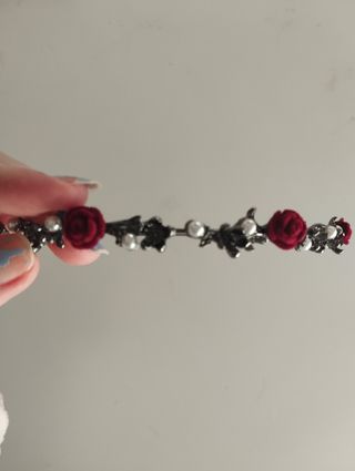 Diadema plateada con rosas rojas