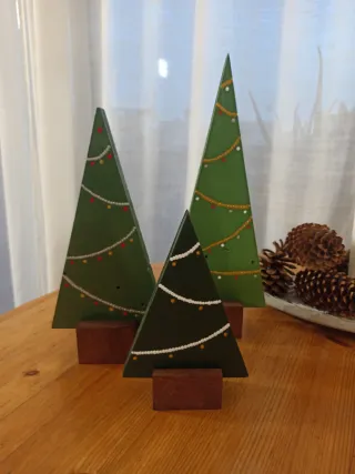 Alberi di Natale in legno decorati