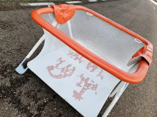 Parque infantil para bebés blanco y naranja