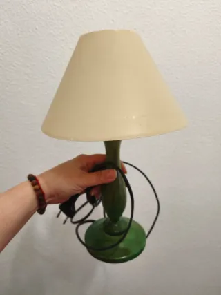 Lámpara de mesa verde y amarilla