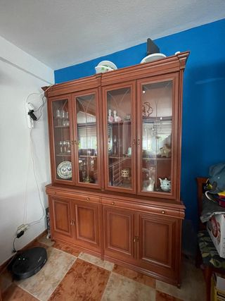 Mueble vitrina de madera y cristal