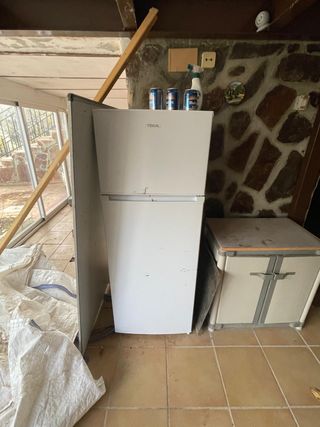Nevera mediana blanca