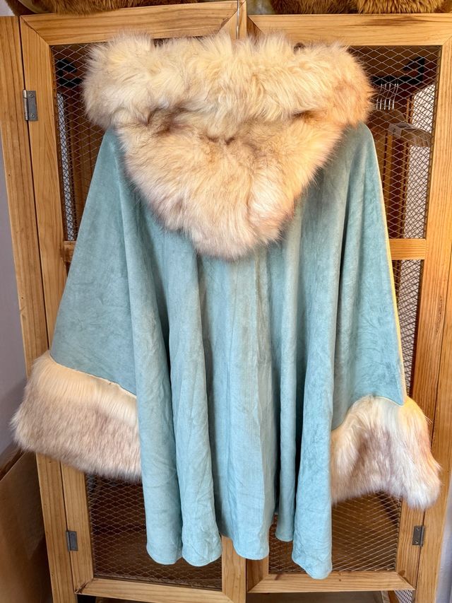 Capa/abrigo de invierno con capucha y pelo NUEVO